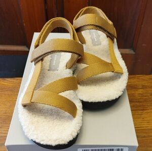 EVERLANE Womens Sandals with Faux Fur Lining (147)